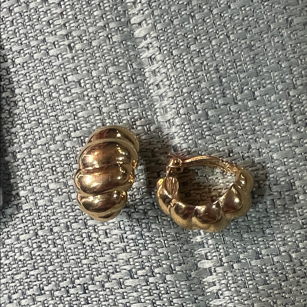 Vintage Gold-Tone Ribbed Hoop clip on Earrings